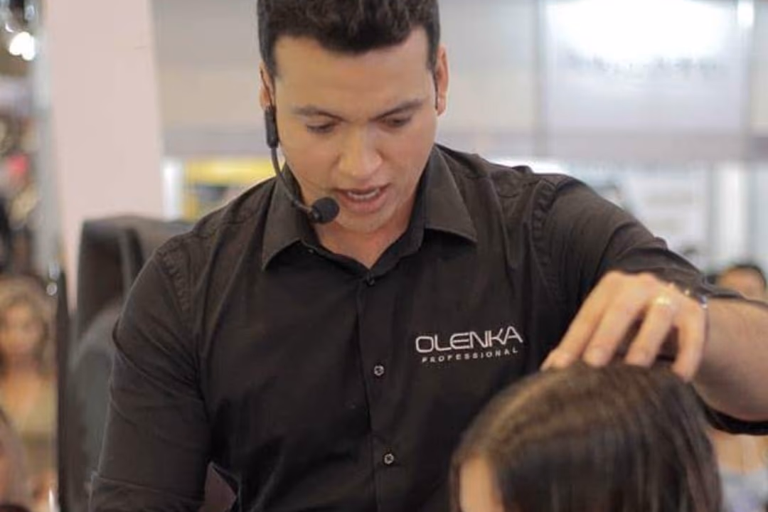 Rodrigo Cintra executando ao vivo, microfone de headset — comentando cada passo enquanto faz.