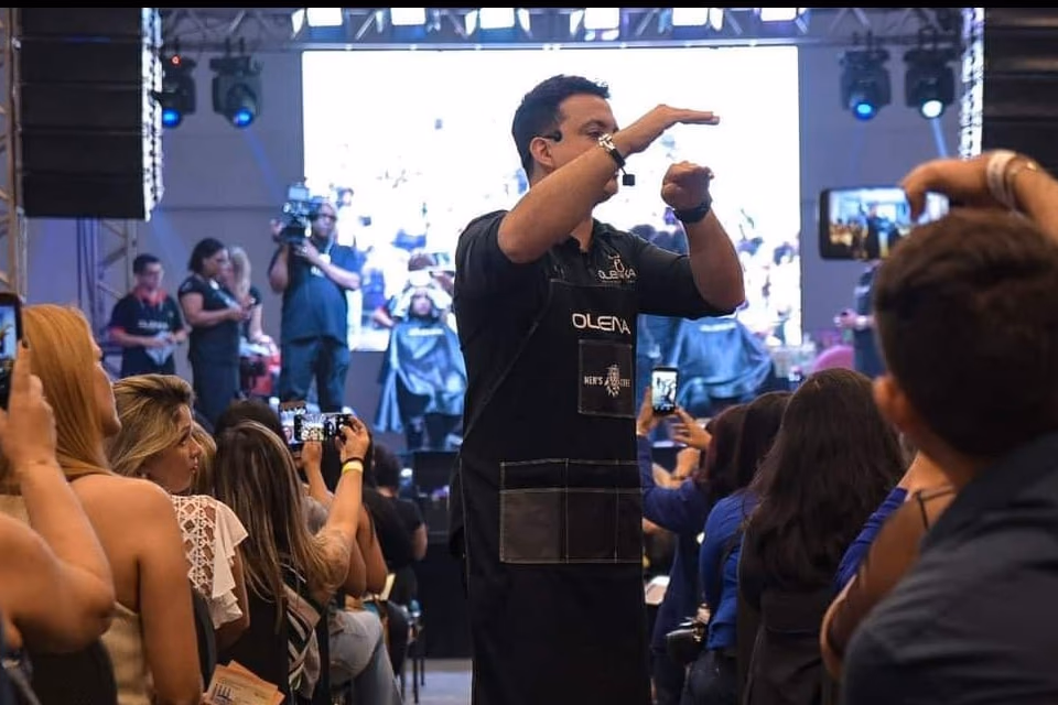 Técnica demonstrada de perto, com a plateia filmando cada movimento.