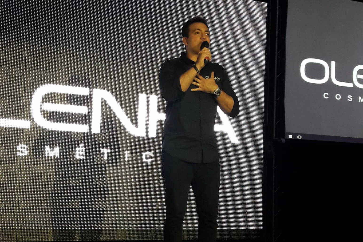 Rodrigo Cintra no palco, conduzindo a plateia.